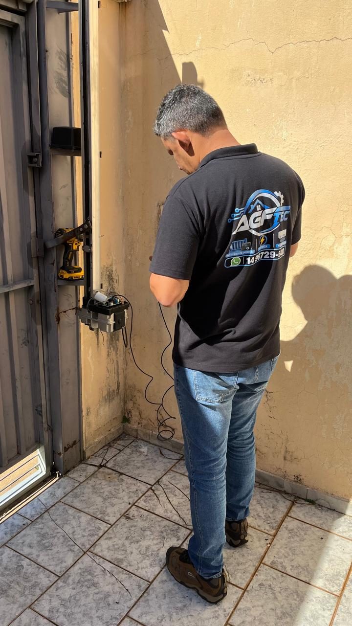 Técnico da AGF Tec realizando serviço elétrico